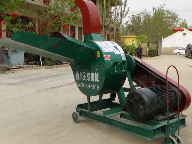 作業的時候，出料口前麵禁止站立，防止飛出的硬物擊傷身體