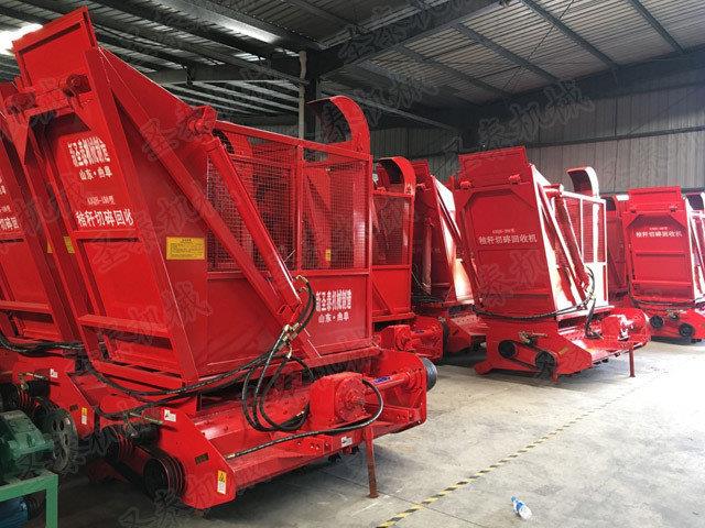 小四輪玉米秸稈回收機具有（yǒu）結構簡（jiǎn）單、操作穩定方便、裝卸效率高等特點