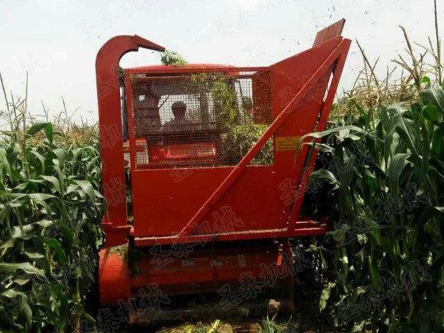 回收機轉（zhuǎn）彎半徑小，可（kě）牽引拖車，自行開道進入收割區