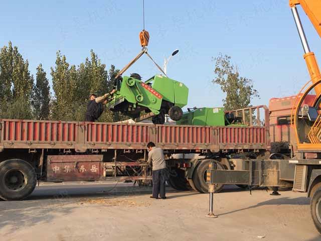 秸（jiē）稈收割打捆機采（cǎi）用四輪拖拉機正牽引作業，運行穩定，便於配套和推（tuī）廣