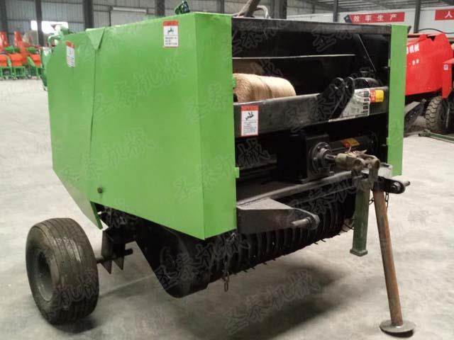 稻草撿拾打（dǎ）捆機能夠使麥（mài）草得到很好的利用，為（wéi）產業提供了大量的原（yuán）材料