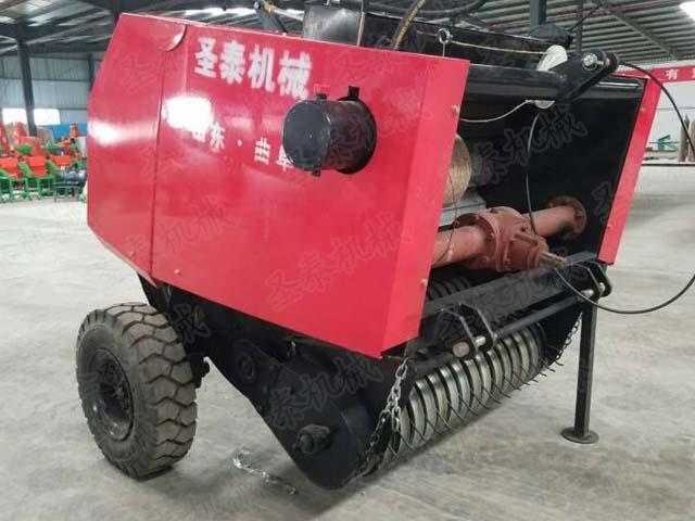 养殖用牧草打捆机设计合理，避免了（le）捆扎后草捆密度（dù）小，包膜后容易霉烂的现象