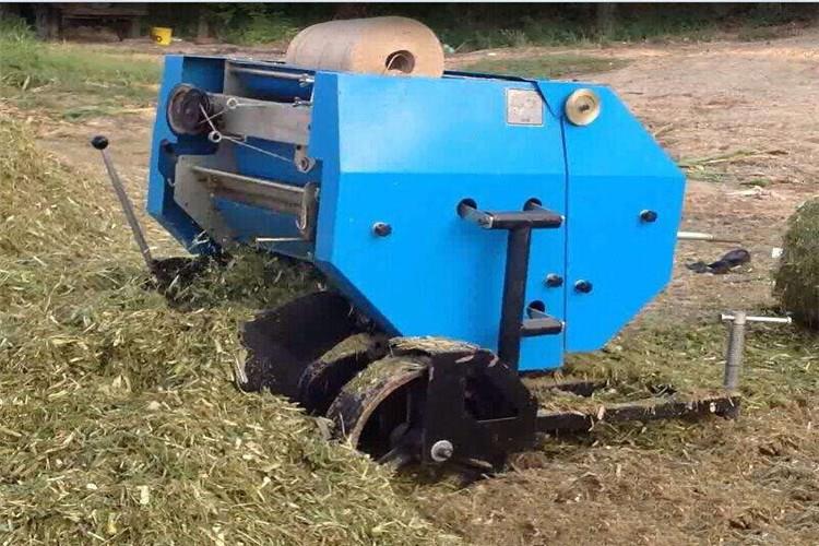 實際操（cāo）作新型青貯打捆機