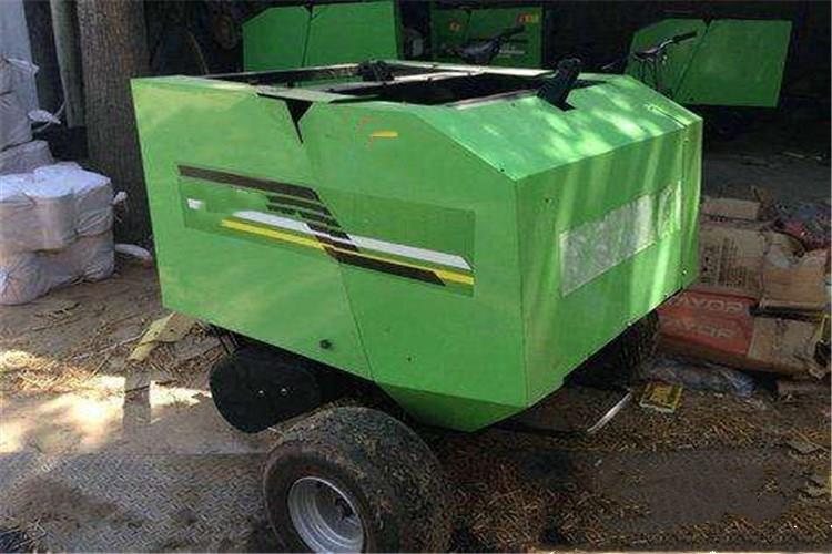 通過秸稈打捆機前部人工給固定倉喂料，當草捆大到固定倉和活動倉接觸到一些密實度時，活動倉上方的惰性輥和左側的（de）信號輪（lún）會（huì）均勻轉（zhuǎn）動