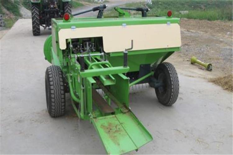 操作者應同步迅速將膜壓向草捆，並隨著（zhe）草捆旋轉（zhuǎn）一（yī）周，然後立即鬆手，牧草（cǎo）膜逐（zhú）漸逐層包裹在草捆外（wài）