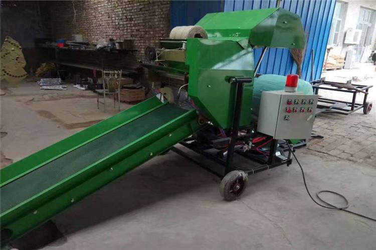 打捆包膜（mó）機的發（fā）動機具有主動降速功（gōng）用，即當液壓（yā）係統安全開關在封閉位置，包膜機倒檔行駛及滾筒接合時（shí），發動機主（zhǔ）動調理供油