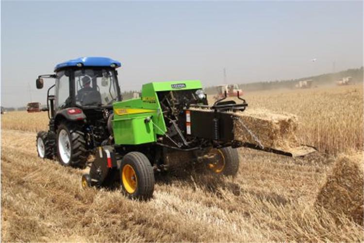 打捆機作業（yè）時遇到堵塞情況，要關（guān）閉發動機，切（qiē）斷（duàn）動（dòng）力後（hòu）再清除，打捆機在卸草（cǎo）捆時，後麵禁止站人，以免（miǎn）擠（jǐ）傷、碰（pèng）傷