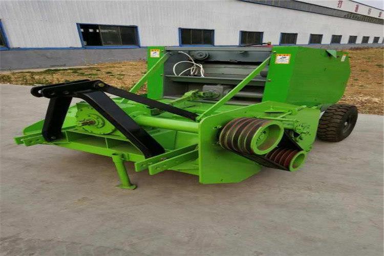 當打捆機液壓管與拖拉機液壓輸出端聯接後，檢查液壓管路是否有泄露，禁止在液壓油管有壓力的情況下插拔油管