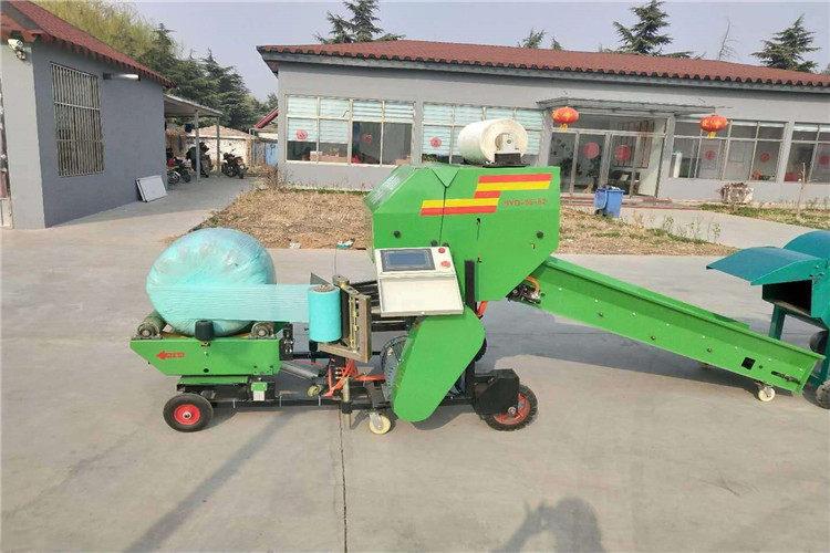 農（nóng）民朋友在選擇青貯打（dǎ）捆機時，要根據自己經濟情況和收獲牧草的（de）品種（zhǒng）來選擇機具的大小