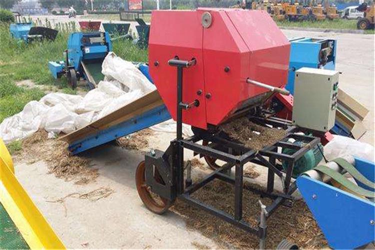 打捆包膜一體機啟動前（qián），先用手轉動壓料輪（lún），檢查運（yùn）轉是否靈活正常