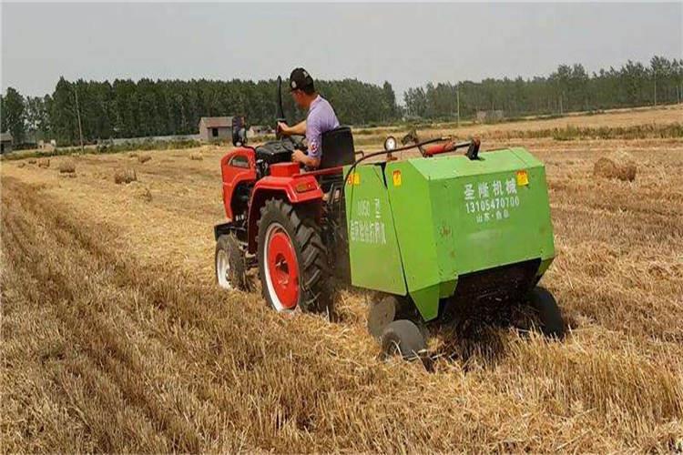 秸稈打捆機的設計科學、結（jié）構合理，動力協調、外型美觀、與聯合收割機巧妙結合，渾然天（tiān）成