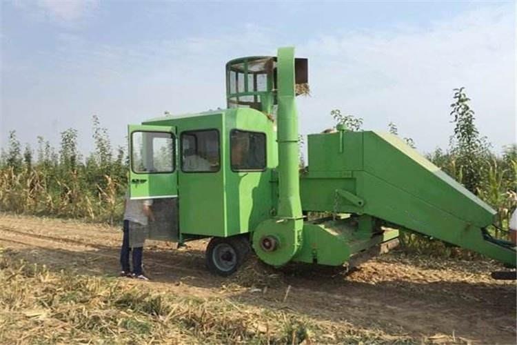 秸稈打捆機安裝後應仔細檢（jiǎn）查是（shì）否安裝到位（wèi），檢查（chá）各部位螺絲是否緊固