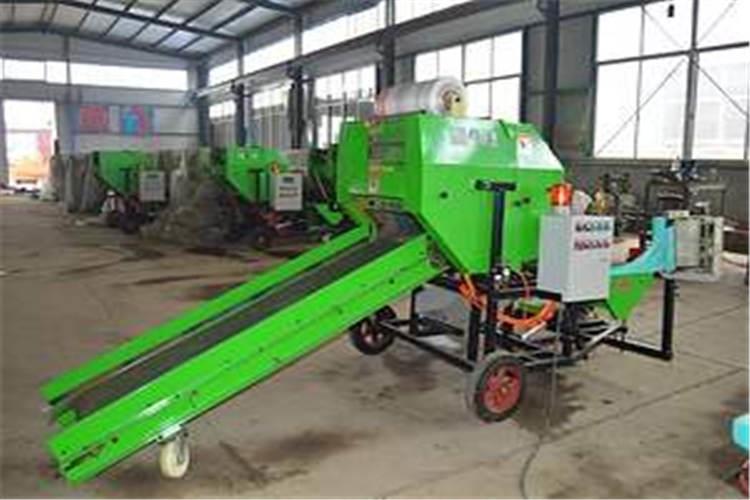 青貯打捆機在裝卸草捆的時候（hòu），後麵是嚴禁站人的（de），以免發生擠傷、碰上的情況發（fā）生