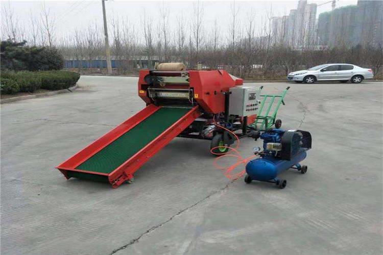 為提高生產率，可由2人操作青貯打捆機，一（yī）人入料，一人（rén）出料並負責往機器前（qián）麵送料。半小時二人替換一次工作