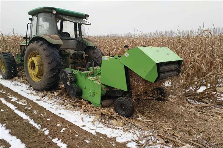 在工作之前是要檢查（chá）一（yī）下秸（jiē）稈打（dǎ）捆機（jī）的各個部件之間是不是有鬆（sōng）動的情況