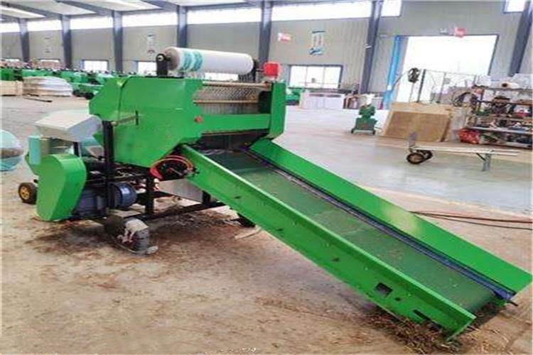 青貯打捆機退帶（dài）間隙不當。由於退帶滾輪具有（yǒu）拉緊帶子的作用，在（zài）調整進退帶滾（gǔn）輪（lún）間隙時，應以退（tuì）帶滾輪為主