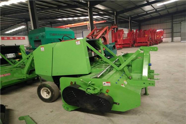 為提高生產率，可由2人操作秸稈（gǎn）打捆機，一人入料，一人出料並負責往機器（qì）前麵送料