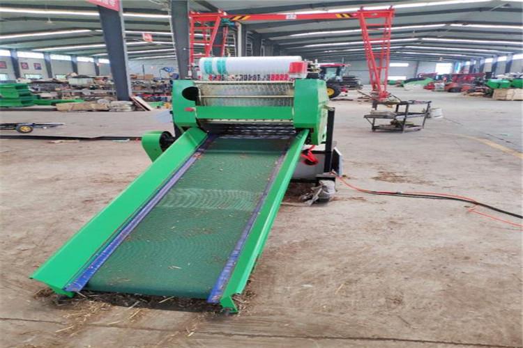 青（qīng）貯打捆機各潤（rùn）油部位應防止灰塵和其他雜質侵入，每年需檢查打捆機減速箱的機油質量一次