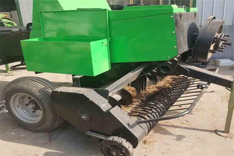 當打捆機液壓管與拖拉機液壓輸出端聯接後，檢查液壓管路是否有泄露，禁止在液壓油管（guǎn）有壓力的情況下插拔（bá）油管