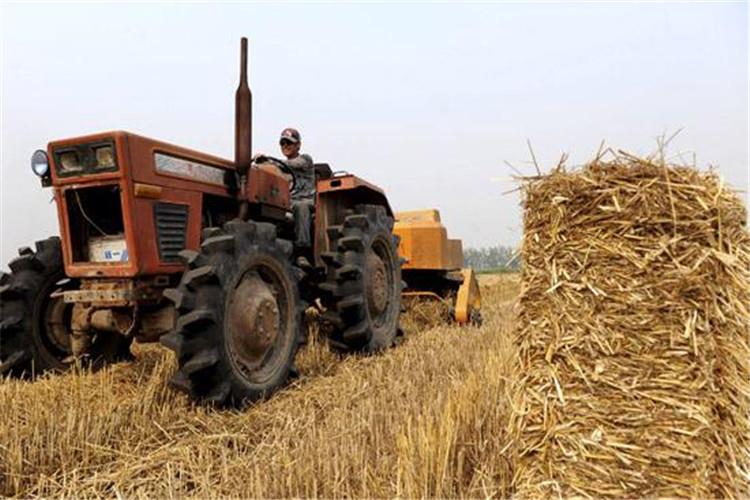 秸稈打捆機與拖拉機匹配時，拖拉機功率要符合打捆機使用說明書或銘牌上的（de）技術（shù）參數要求