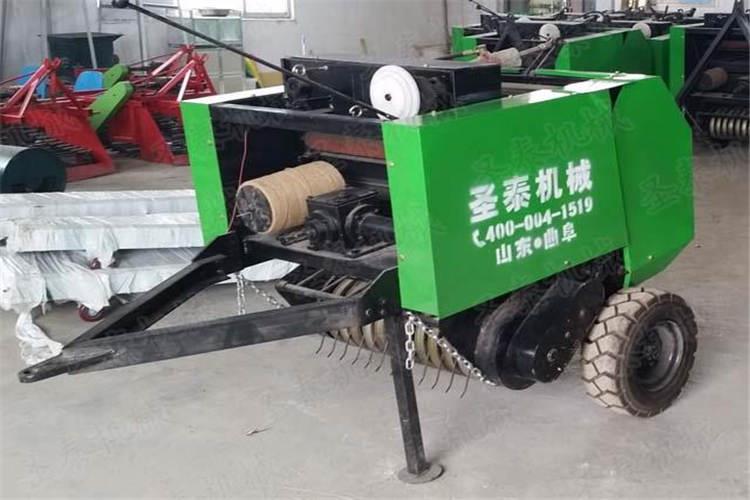 通過使用秸（jiē）杆打捆機，可以充分的對農作物秸杆進行回收（shōu），這樣（yàng）既（jì）能創（chuàng）造一種新型的可利用能源還（hái）能獲得額外收益